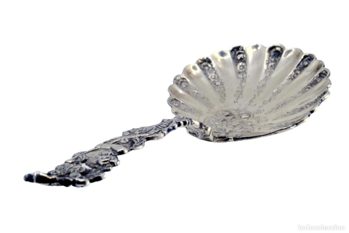 Antig&uuml;edades: Cuchara de plata para fresas - Ni&ntilde;o sosteniendo flores
