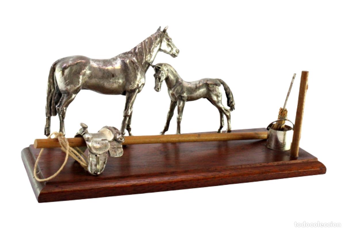 Oggetti Antichi: Conjunto de caballo y potrillo, con silla de montar y cubo de fregar, color plata.