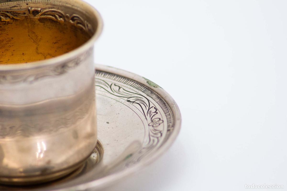 Antig&uuml;edades: Taza y platillo, de plata. - Foto 2