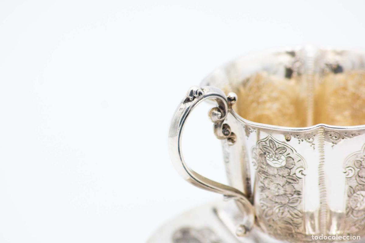 Antig&uuml;edades: Taza y platillo, de plata. - Foto 2