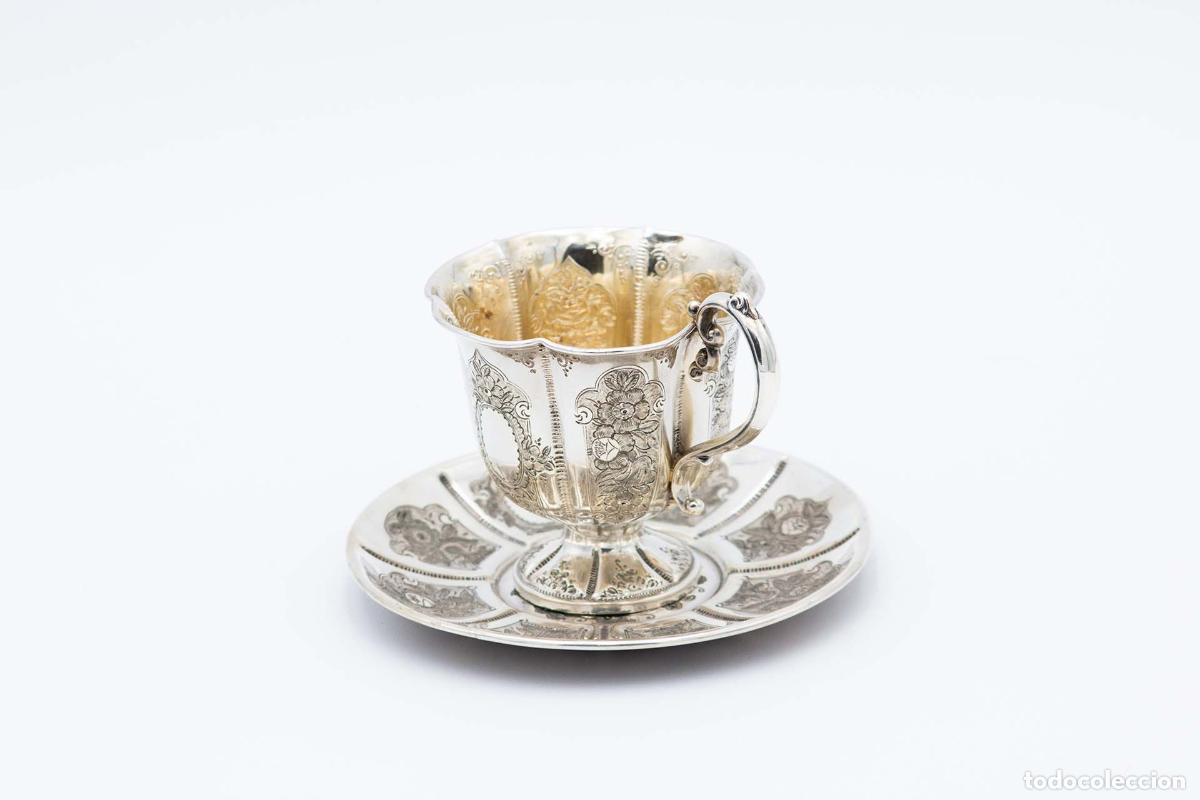 Antiquit&eacute;s: Taza y platillo, de plata.