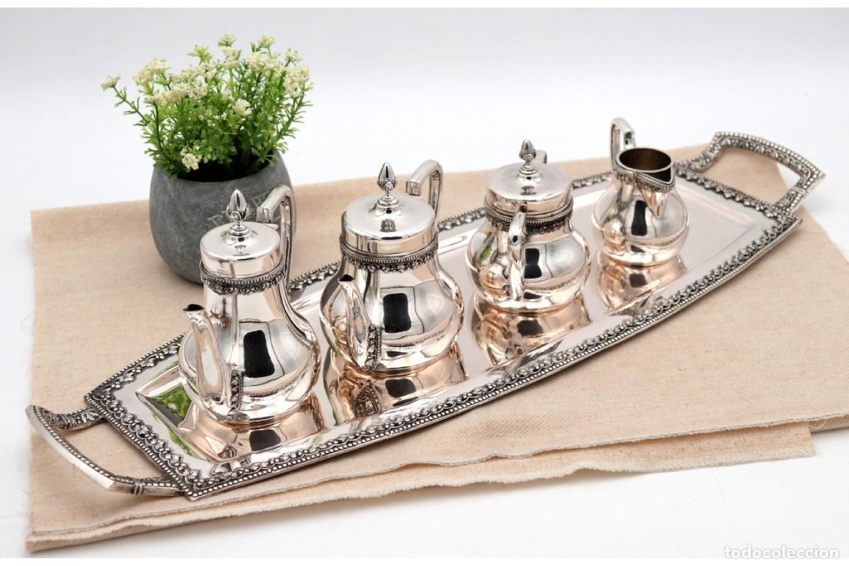 Antiquit&eacute;s: Juego de t&eacute; y caf&eacute; de plata: bandeja, tetera, cafetera, hervidor de agua y jarra de leche.