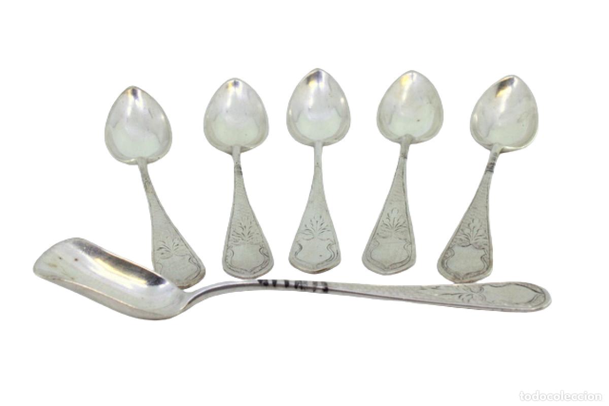 Antiquit&eacute;s: Juego de 5 cucharillas de caf&eacute; y cuchara para az&uacute;car, en color plata.