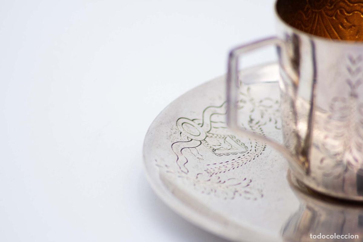 Antig&uuml;edades: Taza y platillo, de plata. - Foto 2