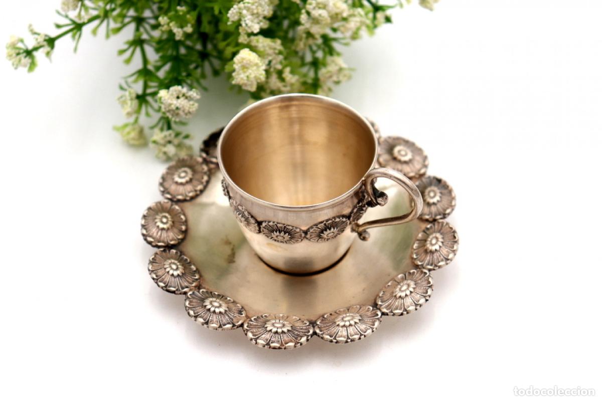 Antig&uuml;edades: Taza y platillo, de plata. - Foto 2