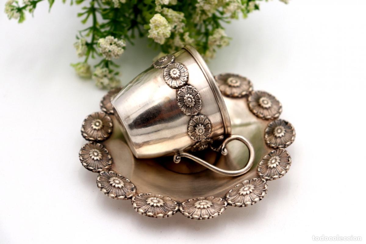 Antig&uuml;edades: Taza y platillo, de plata. - Foto 3