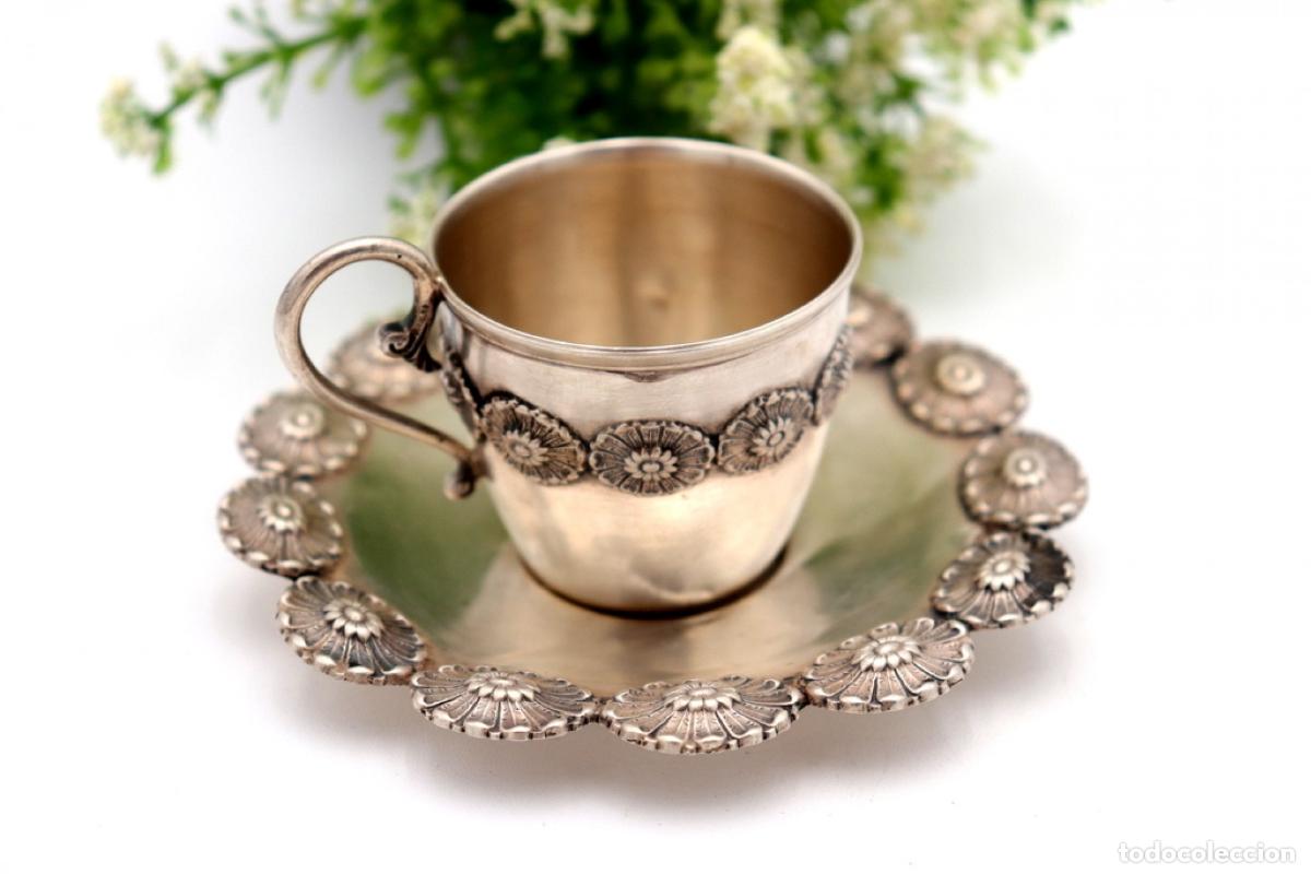 Antiquit&eacute;s: Taza y platillo, de plata.
