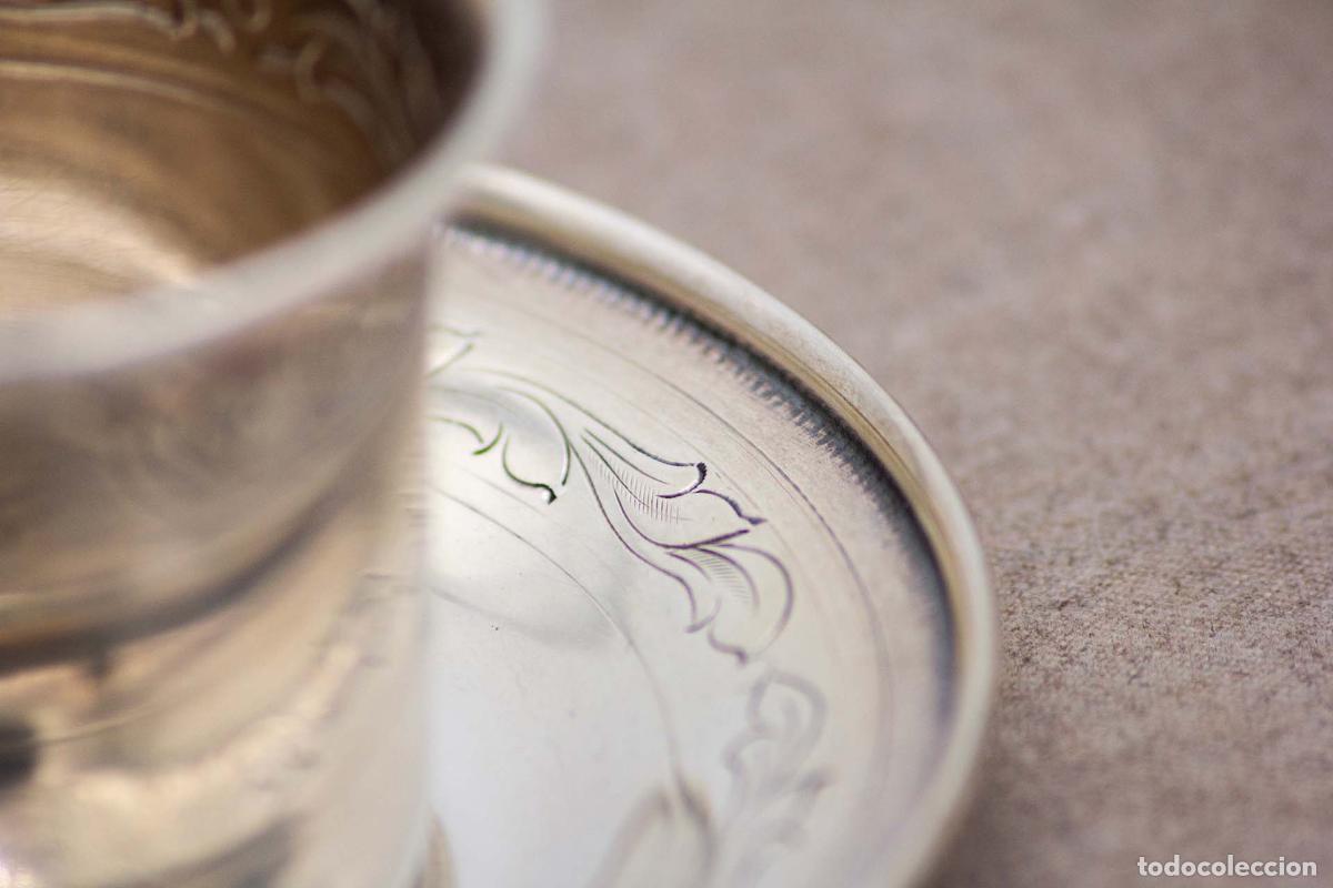 Antig&uuml;edades: Taza y platillo, de plata. - Foto 2