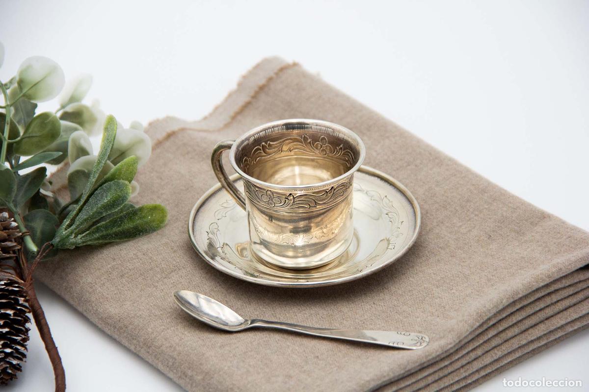 Antig&uuml;edades: Taza y platillo, de plata. - Foto 1