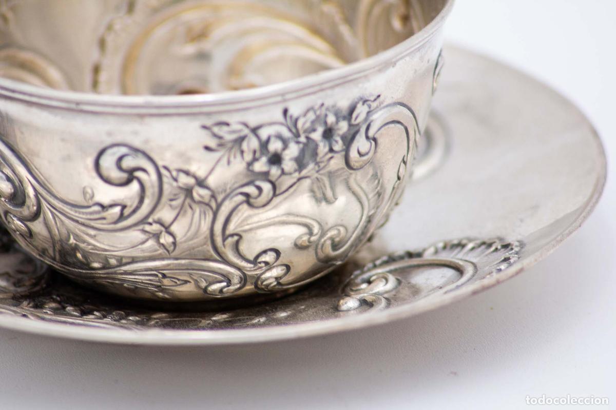 Antig&uuml;edades: Taza y platillo, de plata. - Foto 2