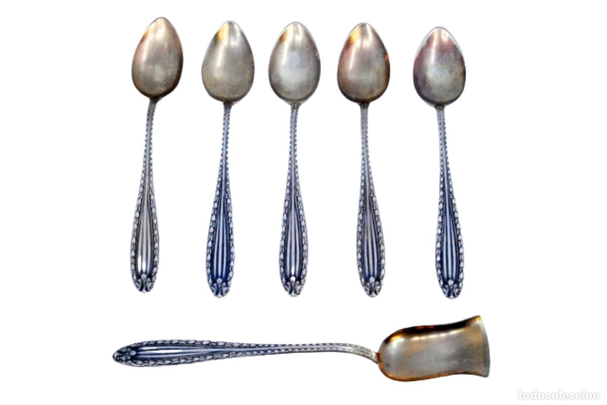Antiquit&eacute;s: Juego de 5 cucharillas de caf&eacute; y cuchara para az&uacute;car, en color plata.