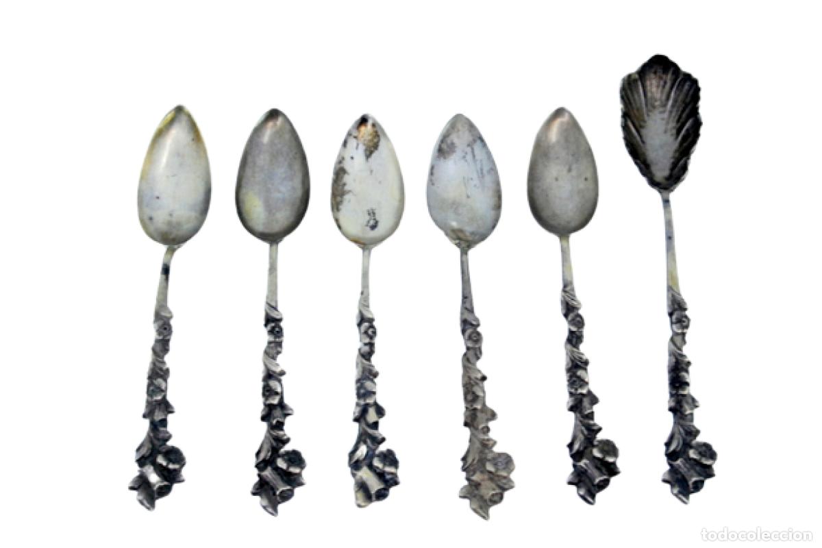 Antiquit&eacute;s: Juego de 5 cucharillas de t&eacute; y cuchara medidora de az&uacute;car, color plata.