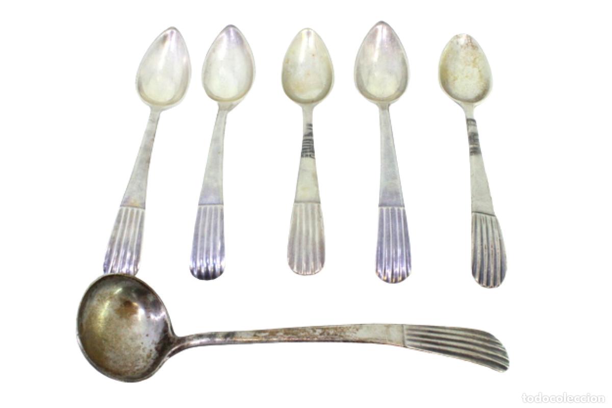 Oggetti Antichi: Juego de 5 cucharillas de t&eacute; y cuchara medidora de az&uacute;car, color plata.