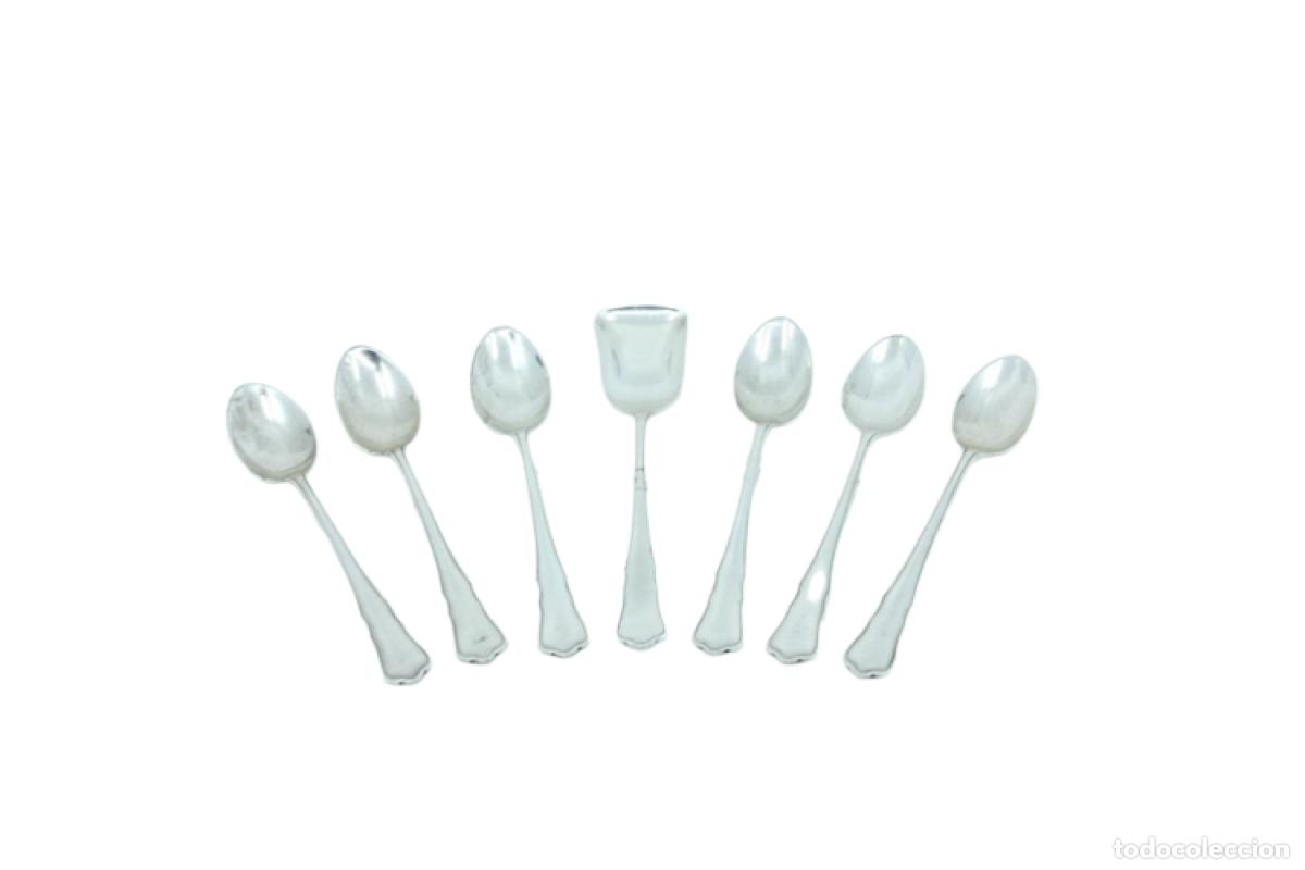 Antiguidades: Juego de 6 cucharillas de t&eacute; y cuchara medidora de az&uacute;car, en color plata.
