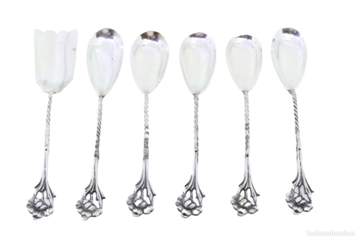 Antig&uuml;edades: Juego de 5 cucharillas de t&eacute; y cuchara medidora de az&uacute;car, color plata.