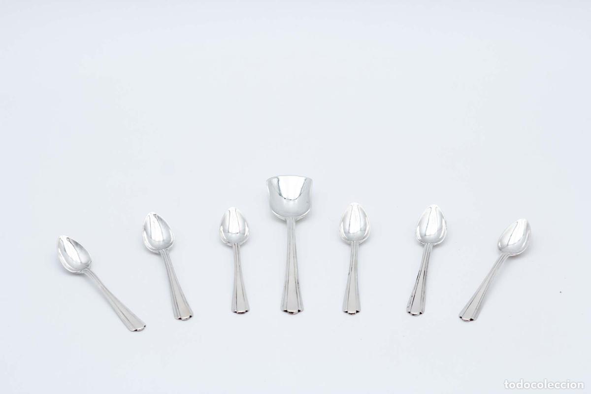 Oggetti Antichi: Juego de 6 cucharillas de t&eacute; y cuchara medidora de az&uacute;car, en color plata.