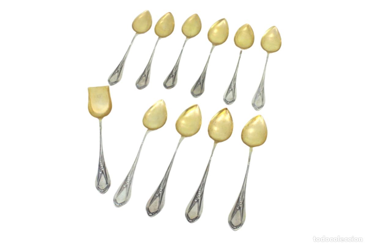 Antiques: Juego de 10 cucharillas de t&eacute; y cuchara medidora de az&uacute;car, en color plata.