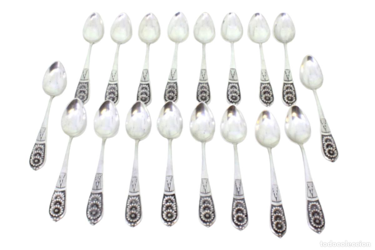 Antig&uuml;edades: Juego de 18 cucharas de postre de plata - Foto 1