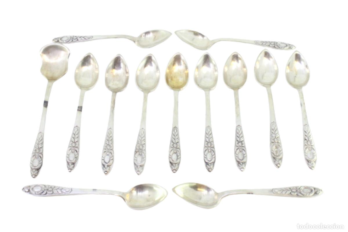 Antig&uuml;edades: Juego de 12 cucharillas de t&eacute; y cuchara medidora de az&uacute;car, color plata.