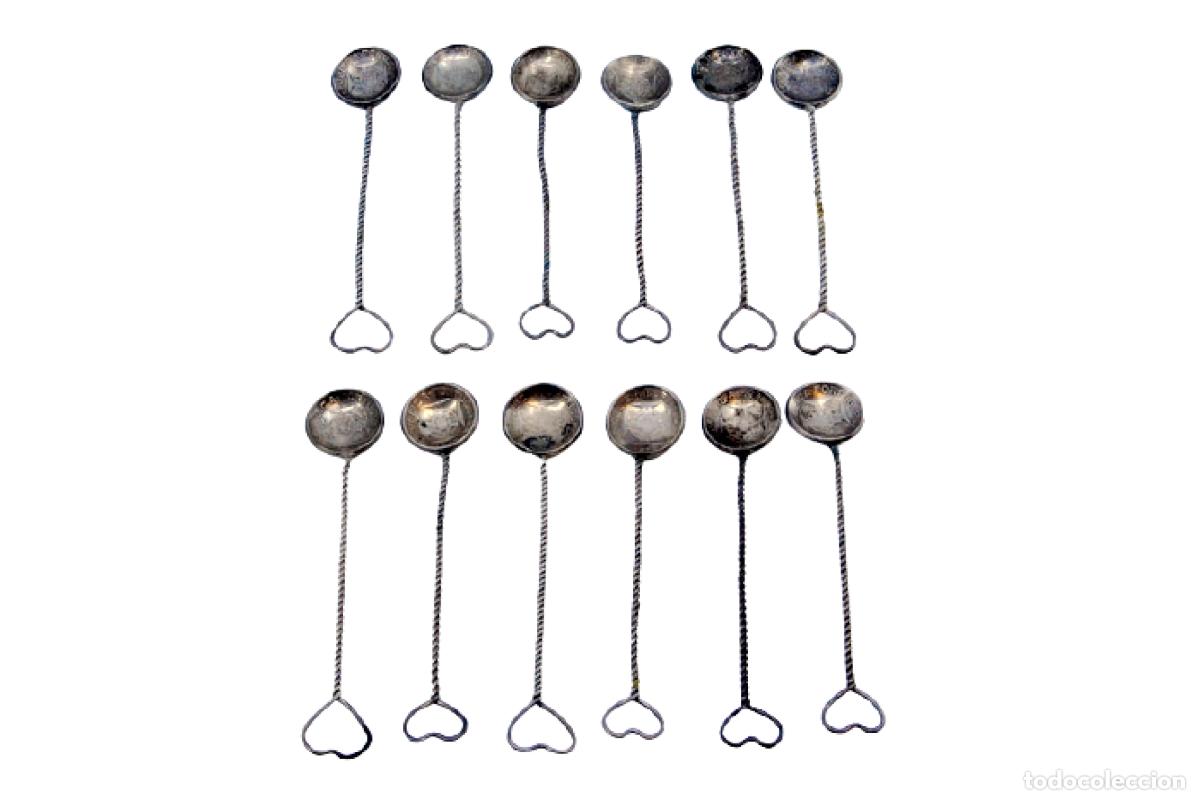 Antiques: Juego de 12 cucharillas de caf&eacute; de plata - 2 monedas de 50 d&oacute;lares de Mozambique.