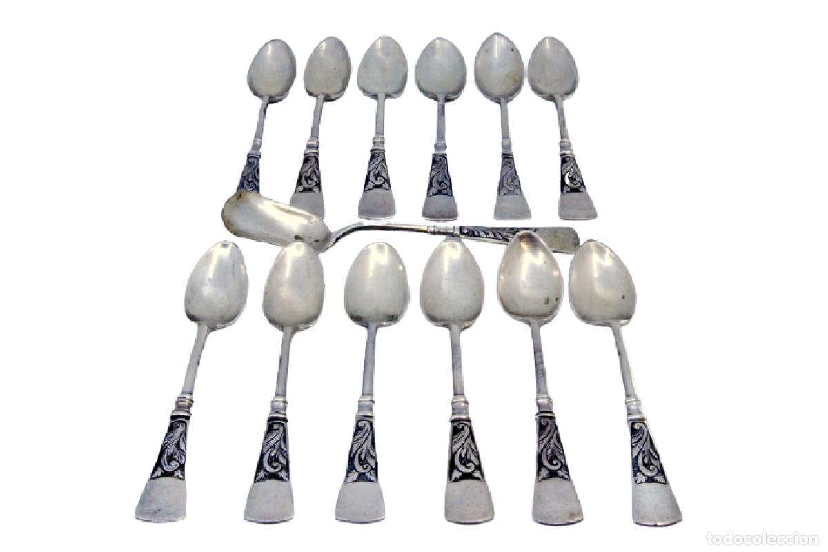 Antig&uuml;edades: Juego de 12 cucharillas de caf&eacute; y cuchara para az&uacute;car, en color plata.
