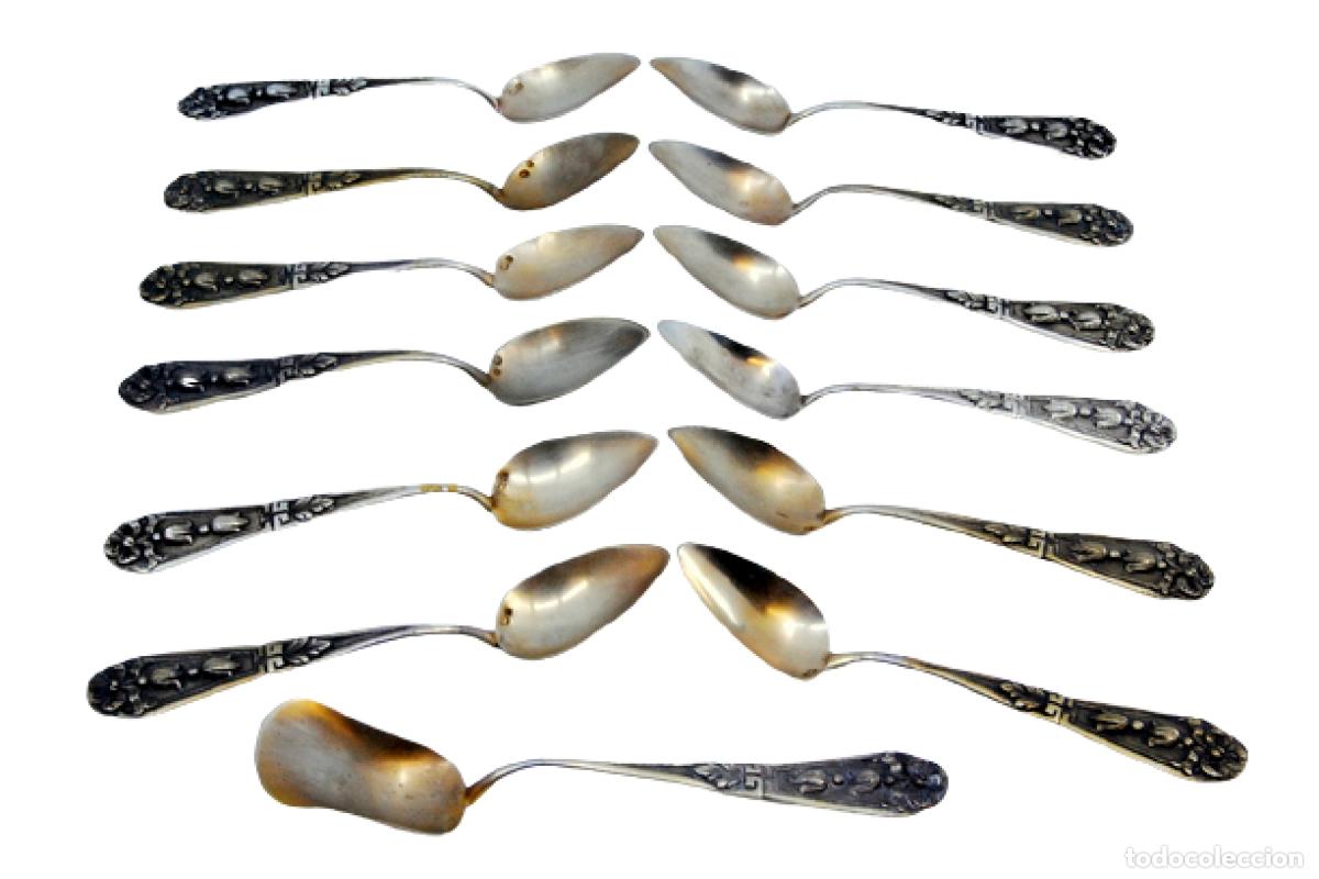 Antig&uuml;edades: Juego de 12 cucharillas de caf&eacute; y cuchara para az&uacute;car, en color plata.