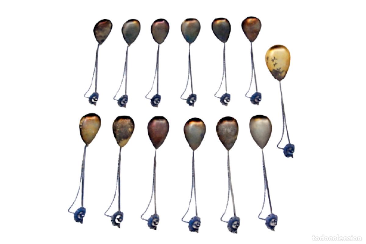 Antiguidades: Juego de 12 cucharillas de caf&eacute; y cuchara para az&uacute;car, en color plata.