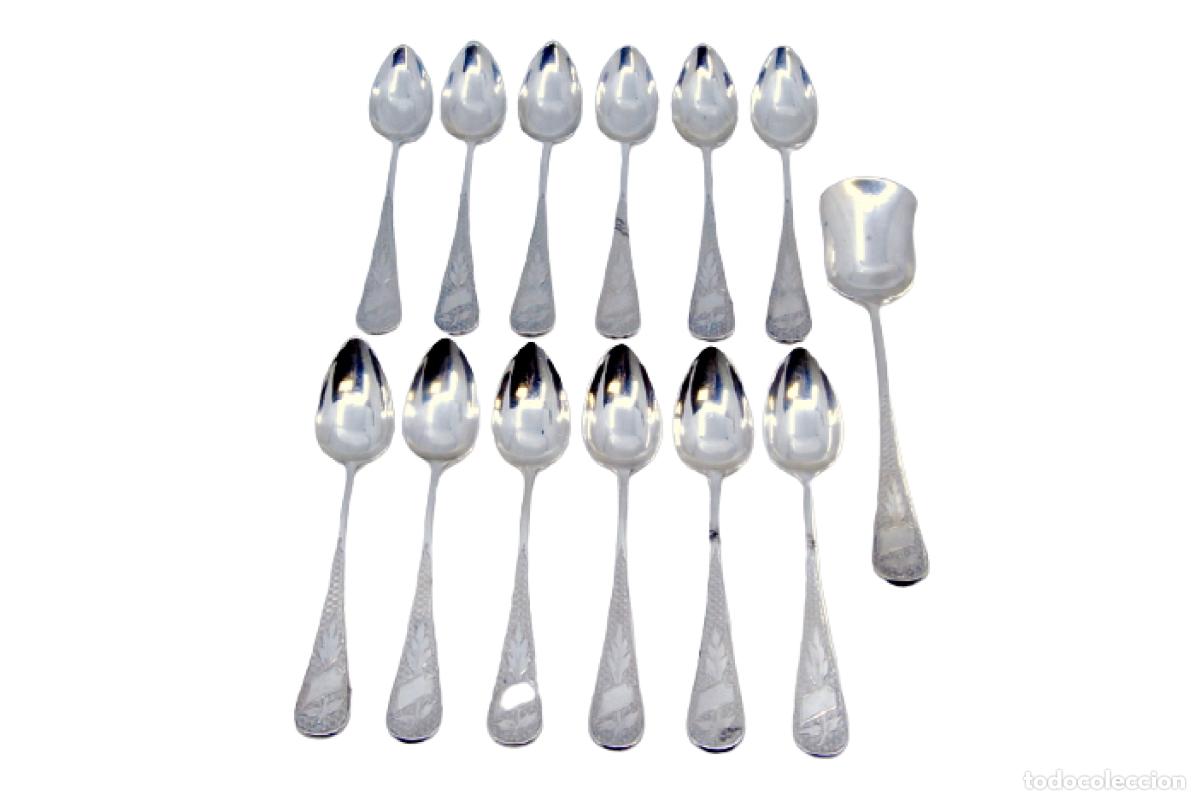 Antiguidades: Juego de 12 cucharillas de caf&eacute; y cuchara para az&uacute;car, en color plata.