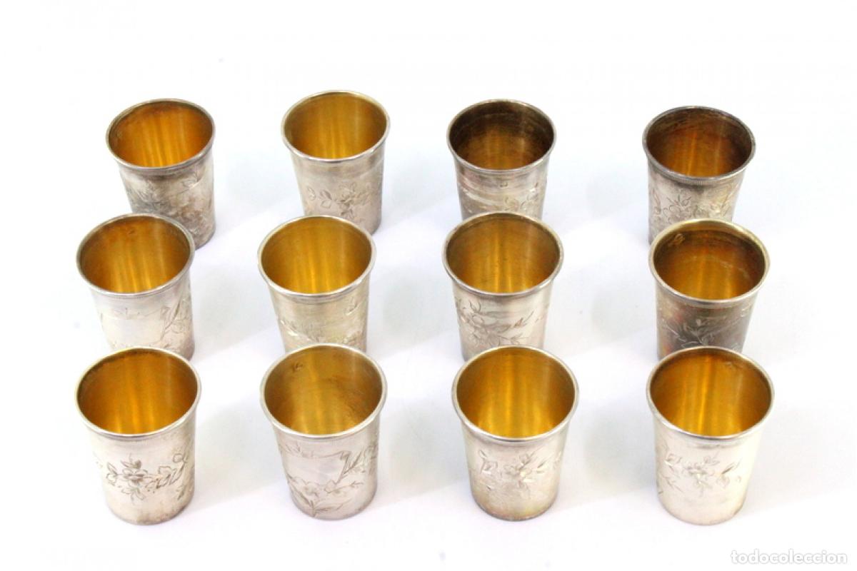 Antig&uuml;edades: Juego de 12 vasos de vodka, de plata. - Foto 2