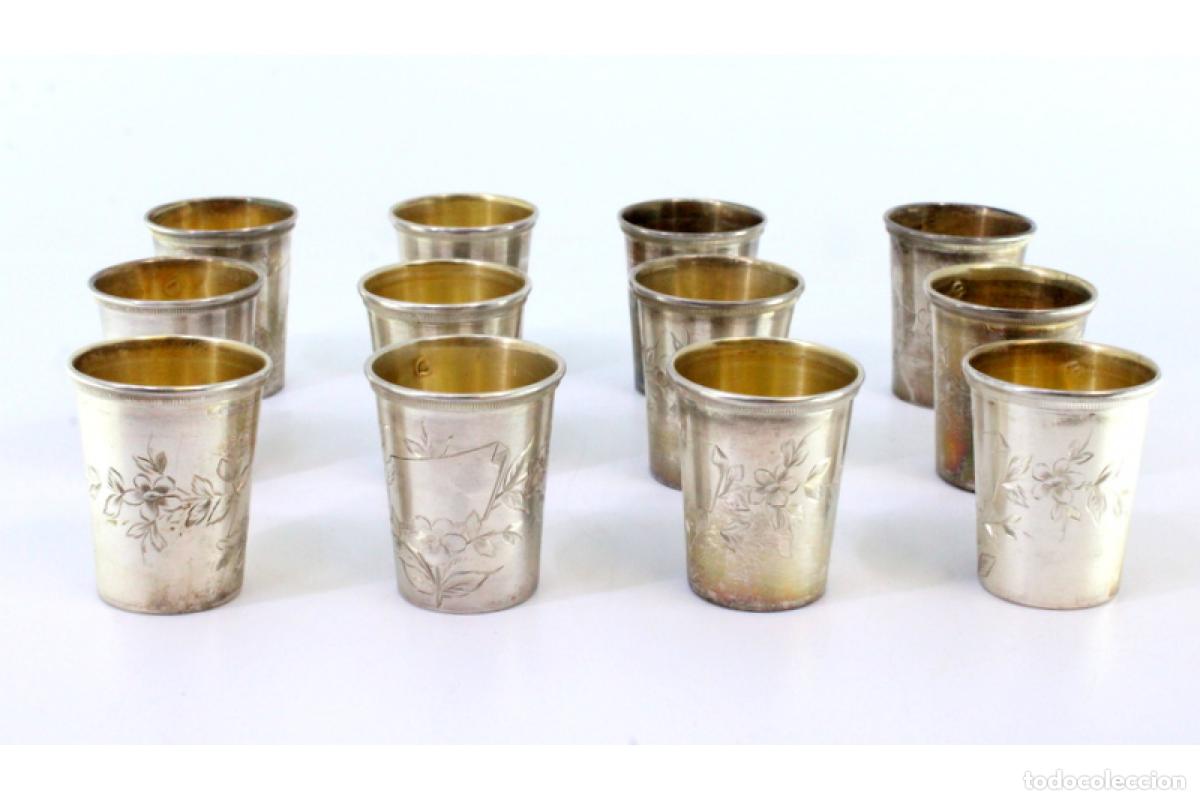 Antig&uuml;edades: Juego de 12 vasos de vodka, de plata. - Foto 3