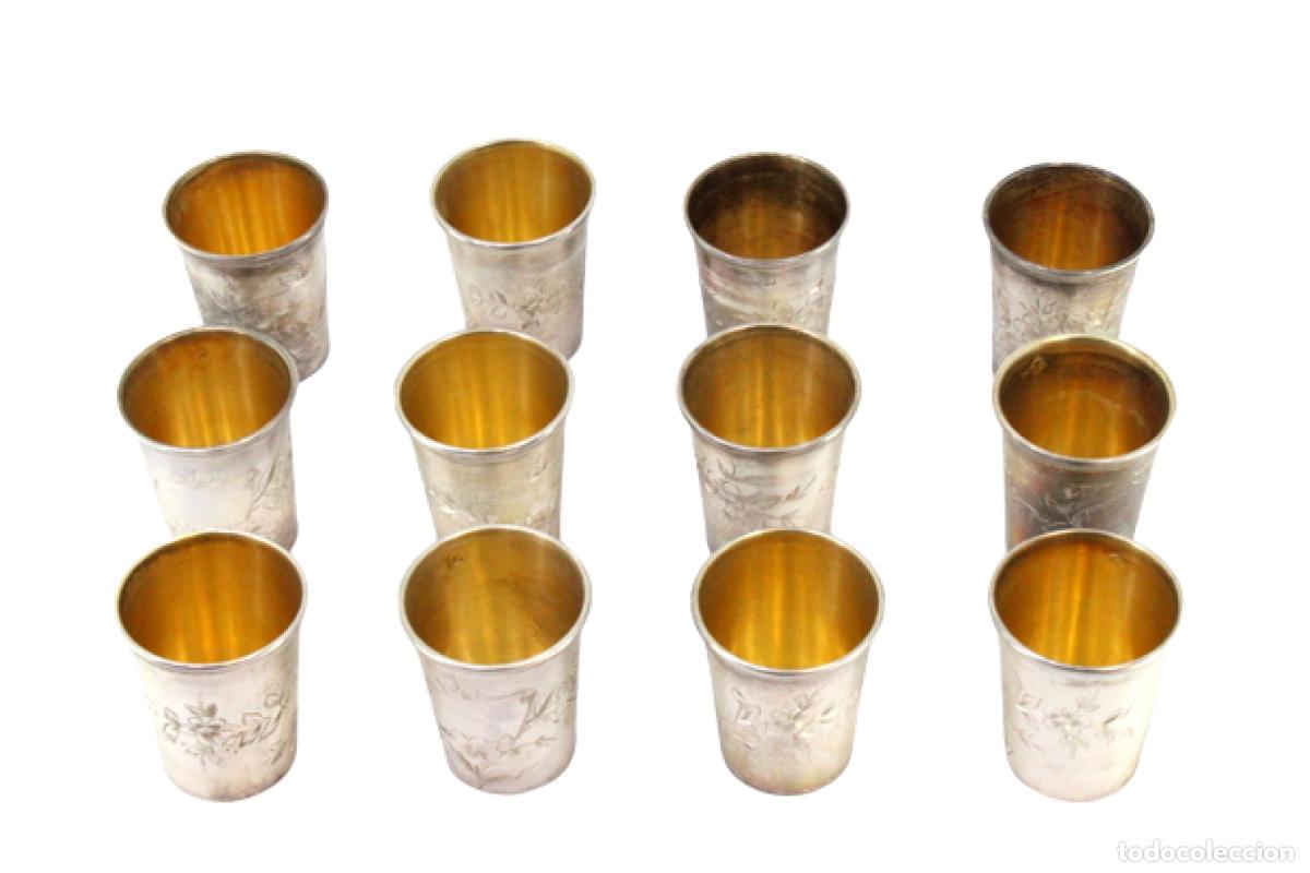 Antig&uuml;edades: Juego de 12 vasos de vodka, de plata. - Foto 1