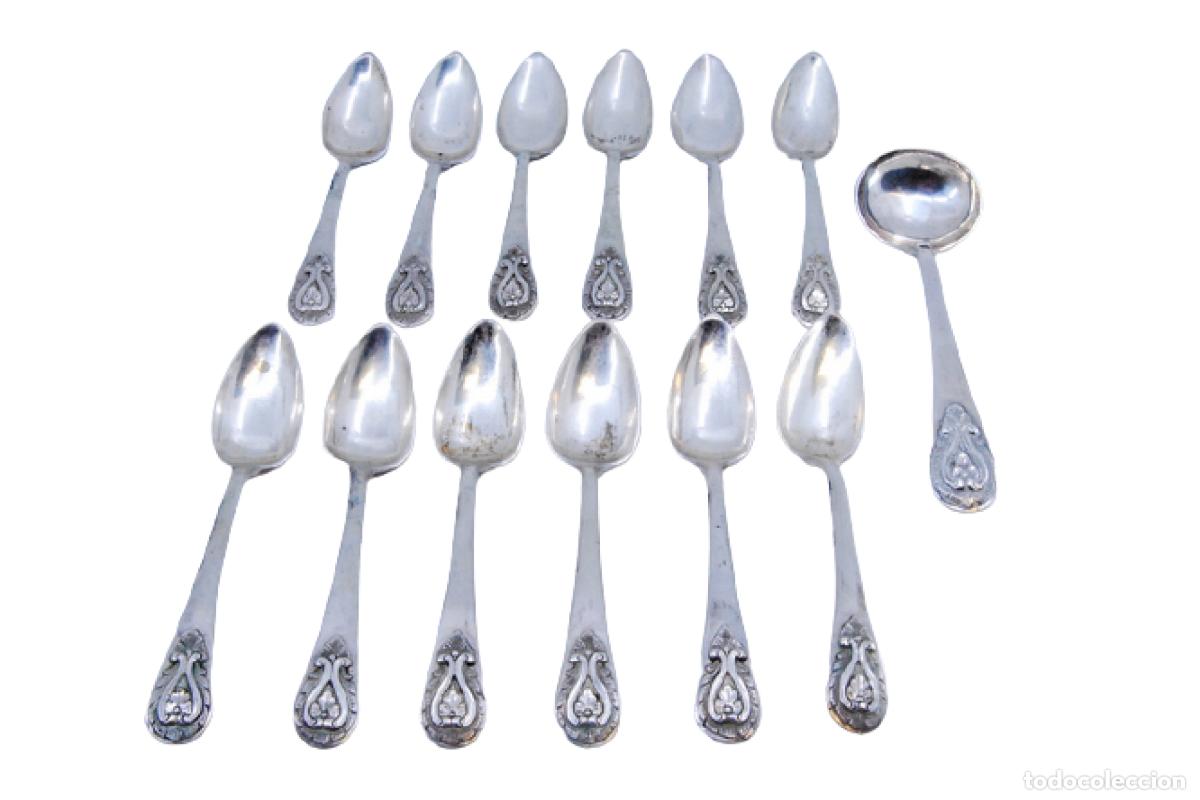 Antiguidades: Juego de 12 cucharillas de t&eacute; y cuchara medidora de az&uacute;car, color plata.