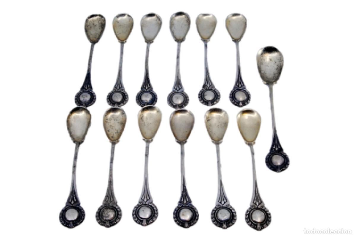 Antiguidades: Juego de 12 cucharillas de caf&eacute; y cuchara para az&uacute;car, en color plata.