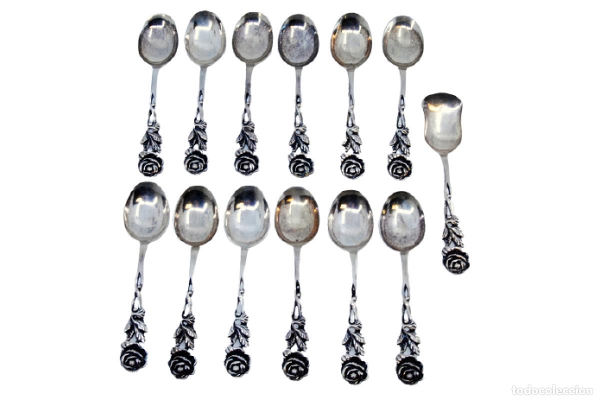 Antiguidades: Juego de 12 cucharillas de caf&eacute; y cuchara para az&uacute;car, en color plata.