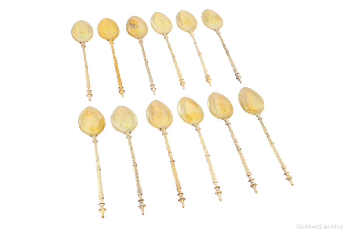 Antiquit&eacute;s: Juego de 12 cucharillas de caf&eacute;, de plata ba&ntilde;ada en oro.