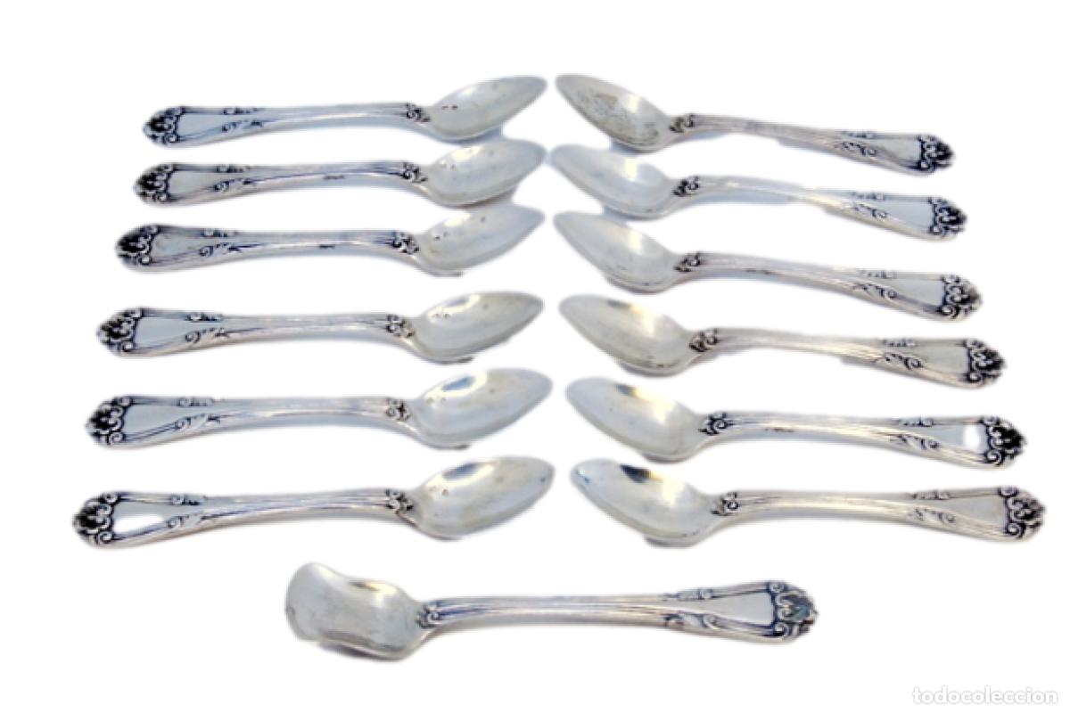 Oggetti Antichi: Juego de 12 cucharillas de t&eacute; y cuchara medidora de az&uacute;car, color plata.