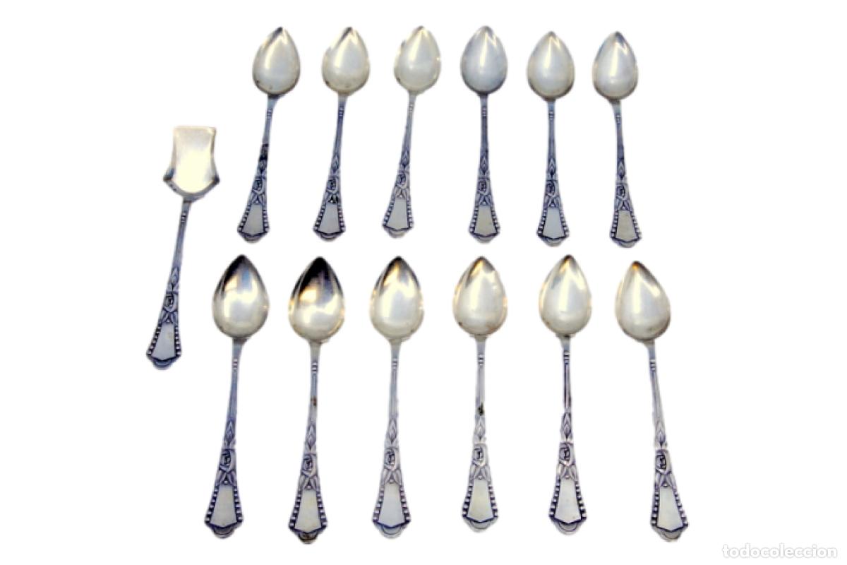 Antiguidades: Juego de 12 cucharillas de caf&eacute; y cuchara para az&uacute;car, en color plata.