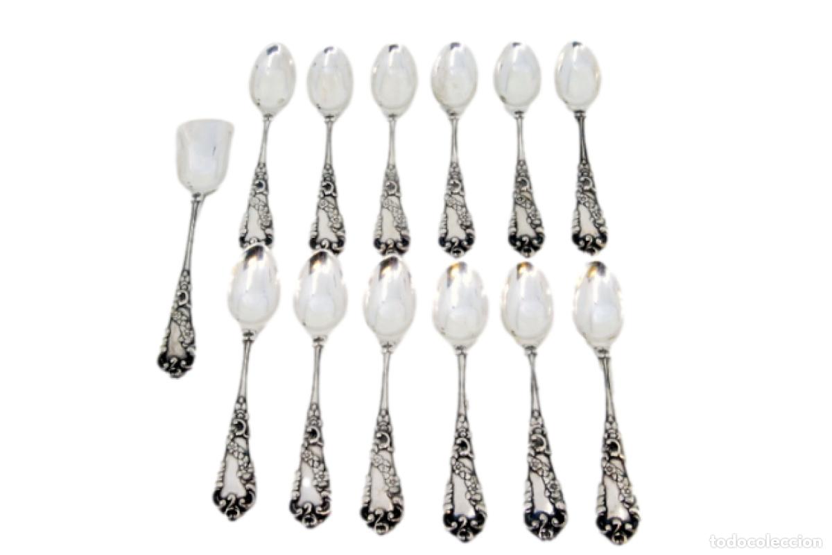 Antiguidades: Juego de 12 cucharillas de t&eacute; y cuchara medidora de az&uacute;car, color plata.