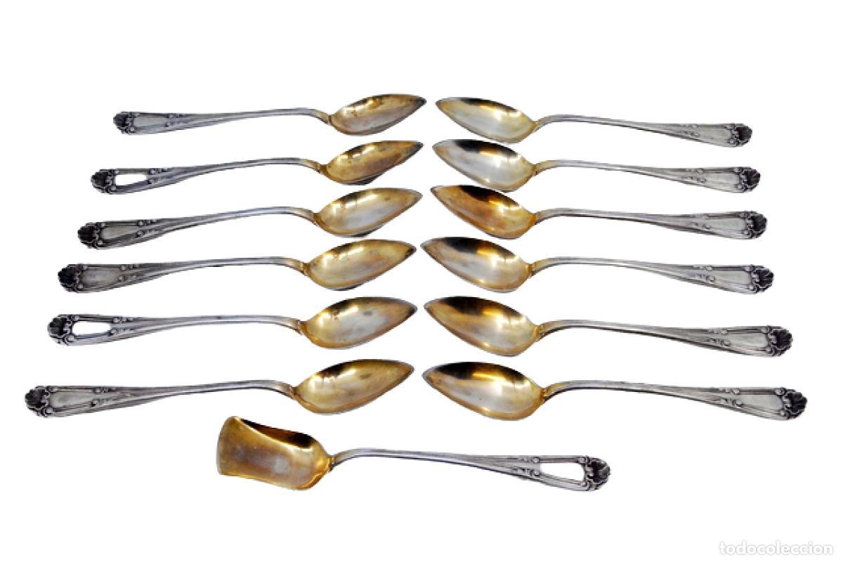 Antiguidades: Juego de 12 cucharillas de caf&eacute; y cuchara para az&uacute;car, en color plata.