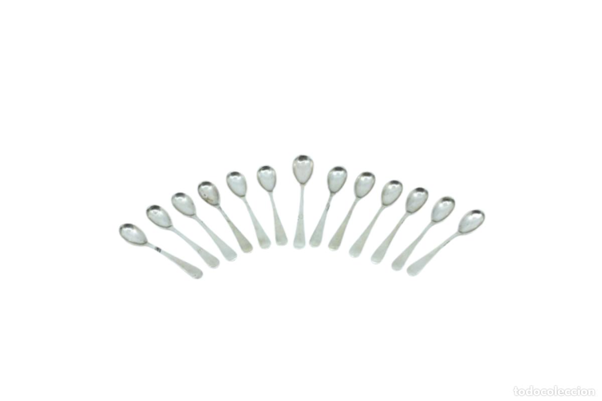 Oggetti Antichi: Juego de 12 cucharillas de t&eacute; y cuchara medidora de az&uacute;car, color plata.