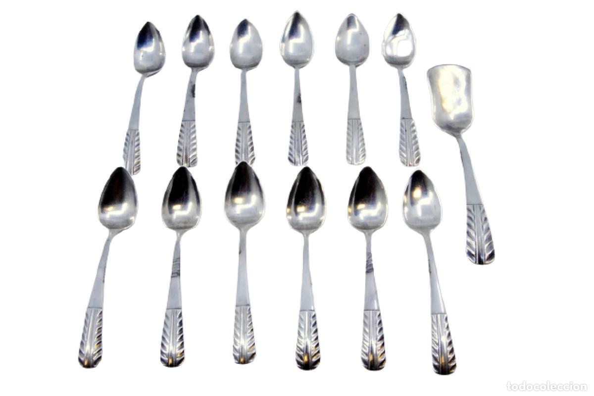 Antiguidades: Juego de 12 cucharillas de t&eacute; y cuchara medidora de az&uacute;car, color plata.