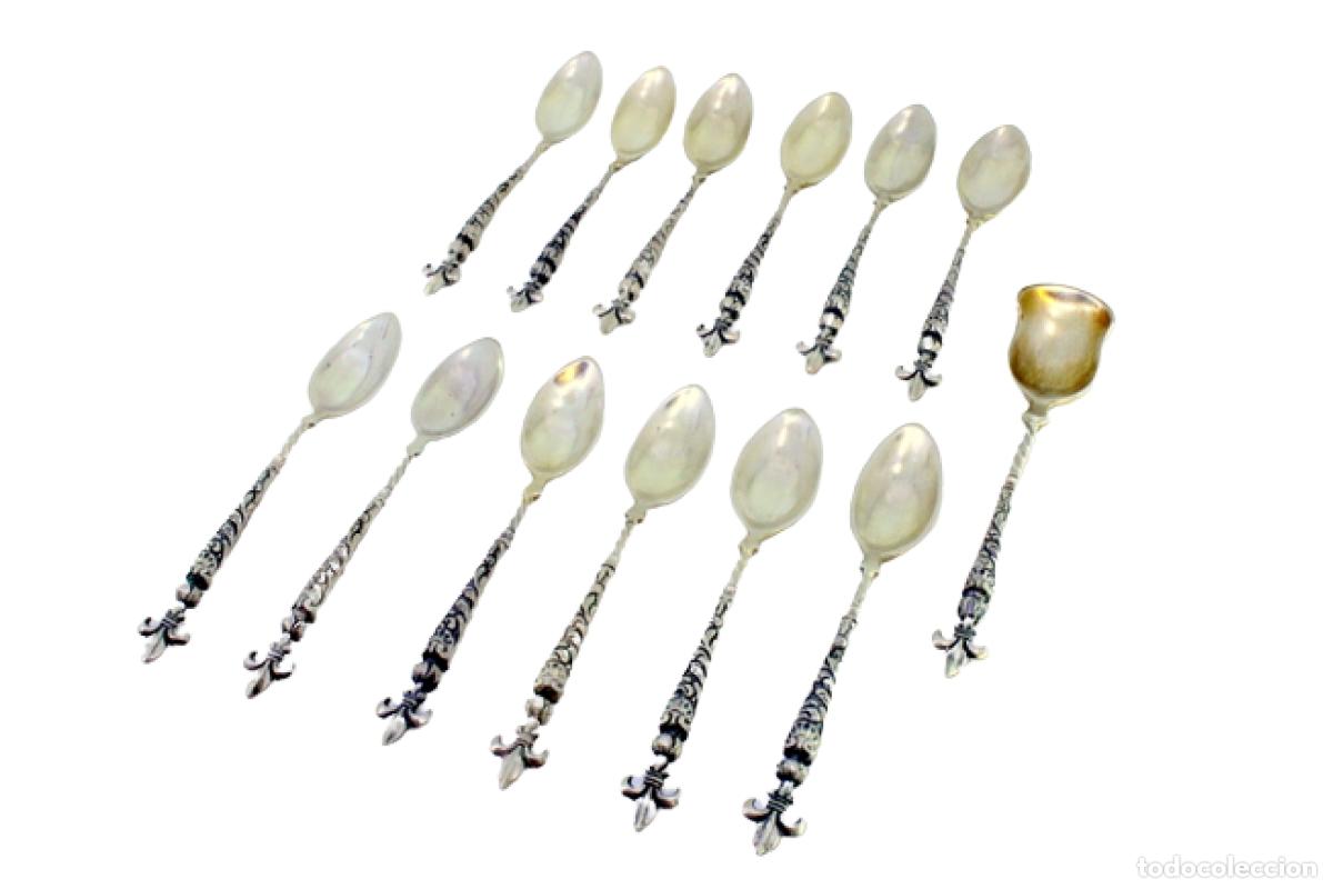 Antiques: Juego de 12 cucharillas de t&eacute; y cuchara medidora de az&uacute;car, color plata.