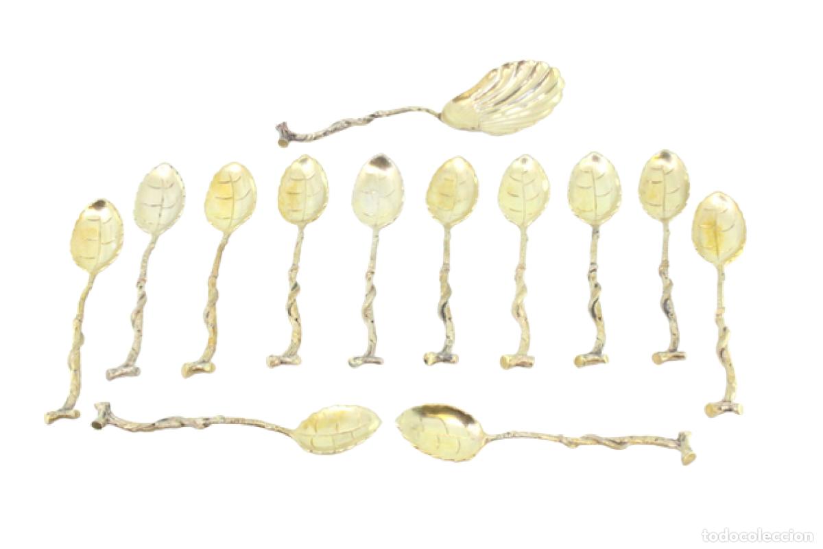 Antiguidades: Juego de 12 cucharillas de t&eacute; y cuchara medidora de az&uacute;car, color plata.