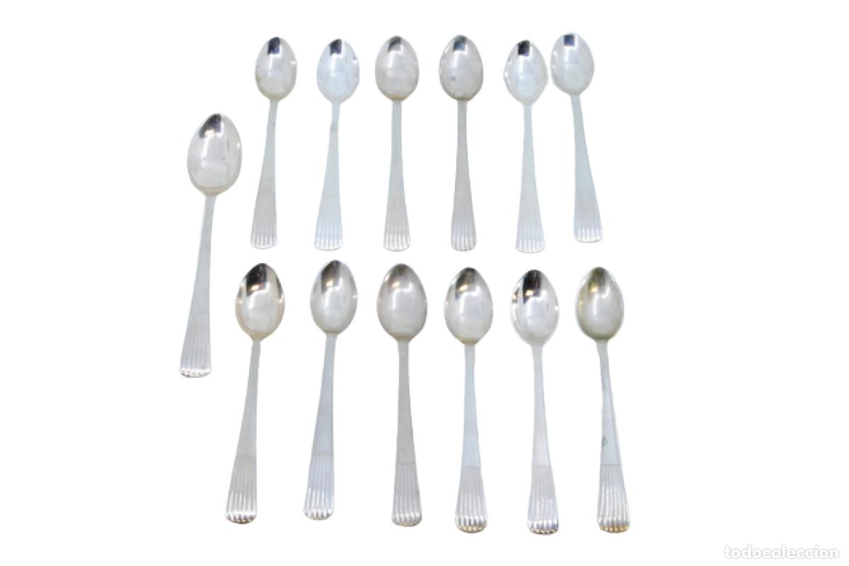 Antiguidades: Juego de 12 cucharillas de t&eacute; y cuchara medidora de az&uacute;car, color plata.