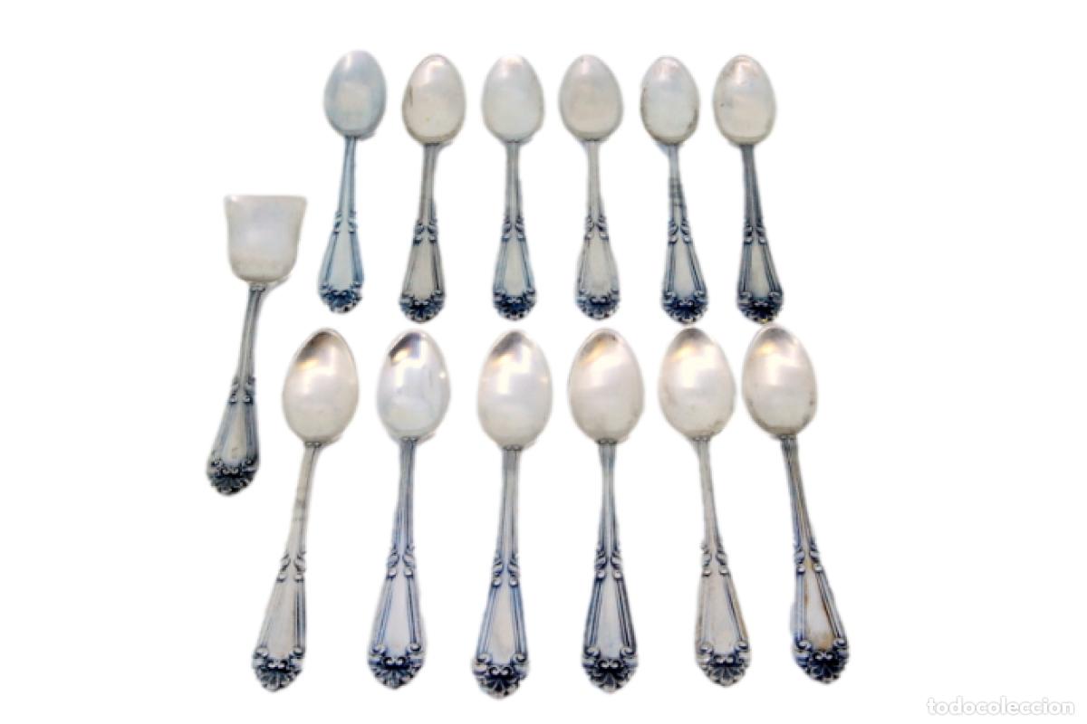 Antiquit&eacute;s: Juego de 12 cucharillas de t&eacute; y cuchara medidora de az&uacute;car, color plata.
