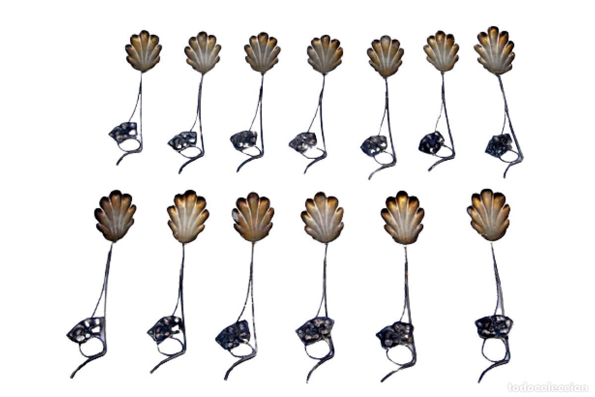 Antiguidades: Juego de 12 cucharillas de t&eacute; y cuchara medidora de az&uacute;car, color plata.