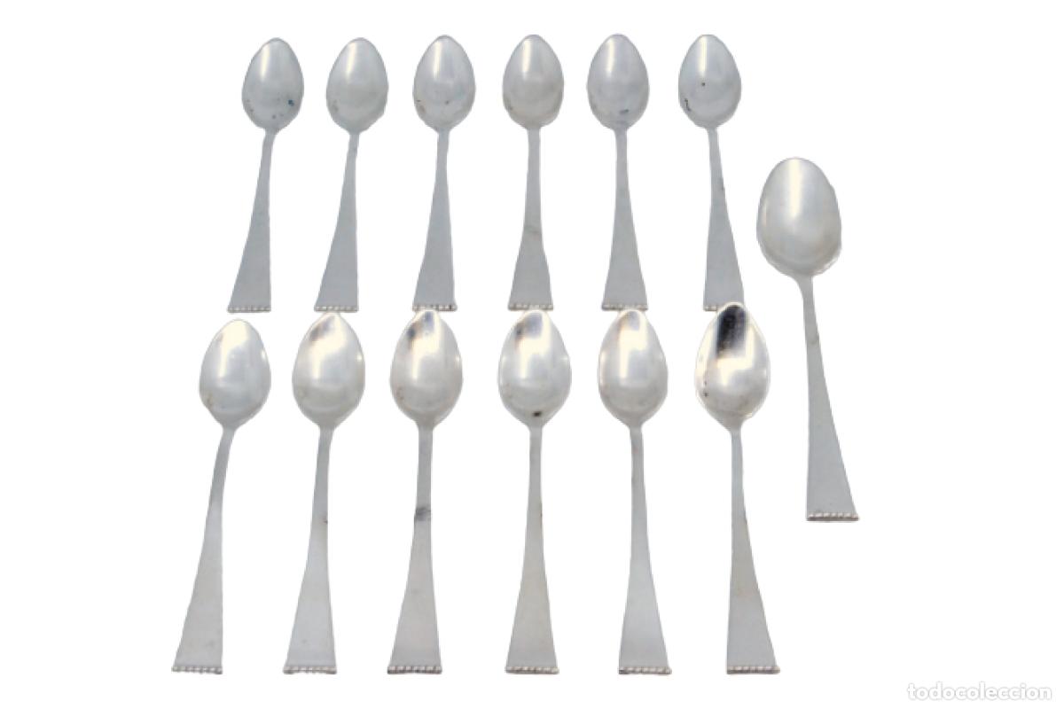 Antiguidades: Juego de 12 cucharillas de t&eacute; y cuchara medidora de az&uacute;car, color plata.