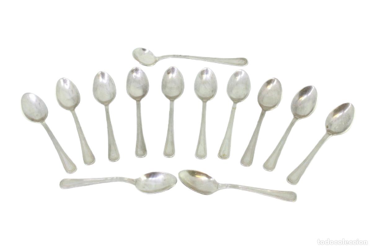 Antiguidades: Juego de 12 cucharillas de t&eacute; y cuchara medidora de az&uacute;car, color plata.