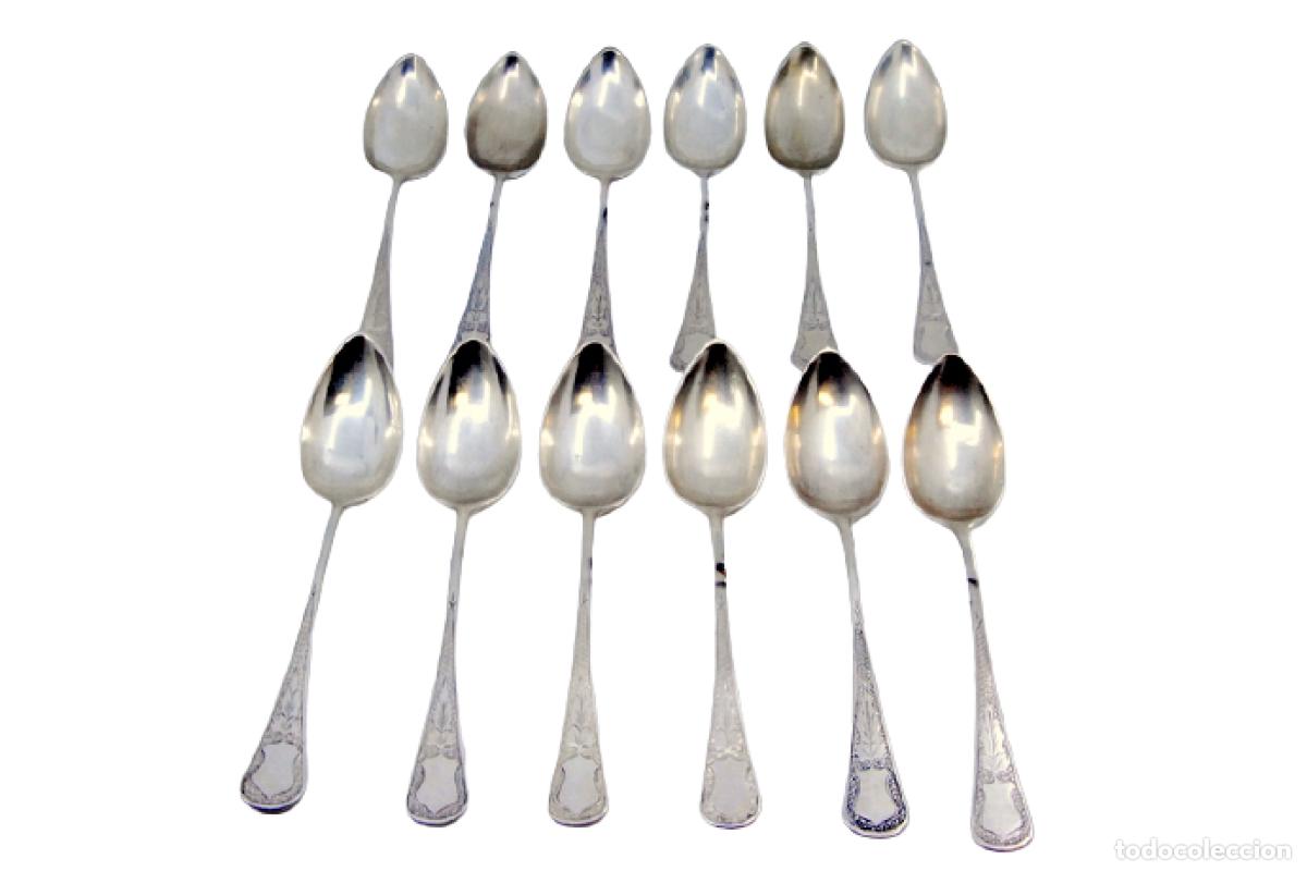 Antiguidades: Juego de 12 cucharas de sopa de plata