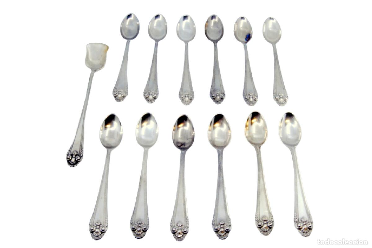 Antiguidades: Juego de 12 cucharillas de t&eacute; y cuchara medidora de az&uacute;car, color plata.